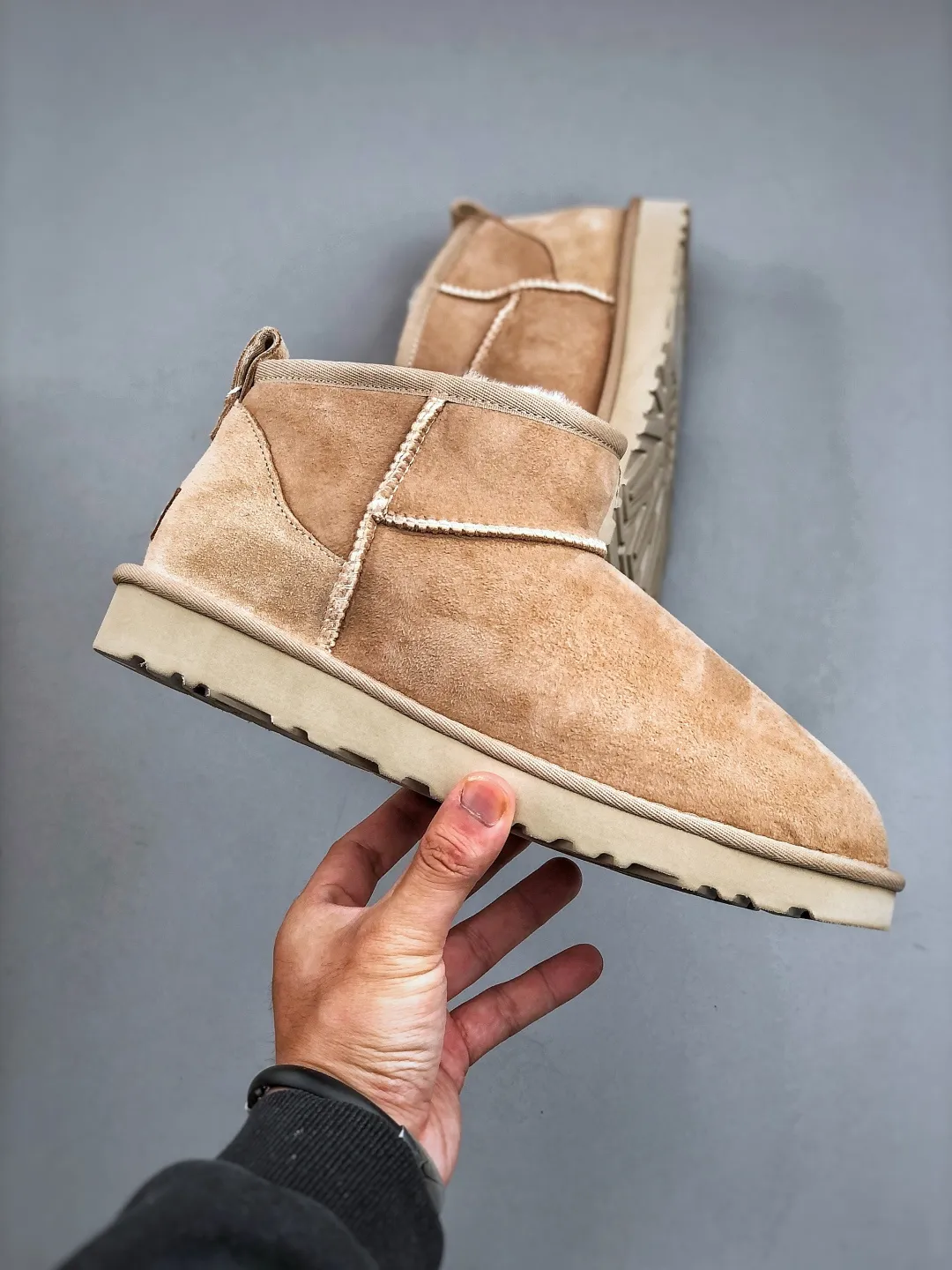 Local self-pickup 💰520 supports store placement. The top version on the market. UGG Mini thin-soled black short tube 1.5cm popular style. Produced by a major foreign trade factory in Guangzhou. Real sheep fur from toe to insole. Independent outer box packaging. Chip. Waterproof process. Different from any version on the market. 3cm thick sole, independently developed original outsole, cashmere insole, keeping warm in winter, suitable for home use. In the new year, uug has launched a style series, which is partially geared towards the preferences of young consumers. It has also moved to the forefront of fashion trends. Shoe body material, water-repellent coated suede upper, 17mm UGGPURE™ implanted wool insole, lightweight non-slip and comfortable rubber outsole, with brand LOGO, and full packaging. Size: 35-45